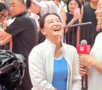 43岁贾玲现身襄阳，眼神犀利笑起来却很甜美，大腿粗壮目测140斤