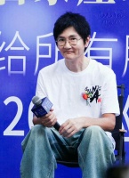 56岁孙楠瘦到认不出！巴掌脸配锋利下颌线，20斤减重秘诀太接地气