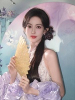 孟子义穿新中式旗袍温婉端庄 侧编发柔媚别致