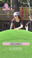 张子枫与妈妈同游公园，活泼状态引关注