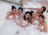 恭喜！香港知名女星疑与未婚夫重归于好，录制情感节目修补感情