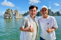 香港知名男星偶遇粉丝合照，被指黑脸双手插袋，妻子高挑保养好