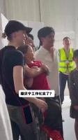 撒贝宁陪太太李白回温哥华，5岁儿子长高很多，一家四口太幸福