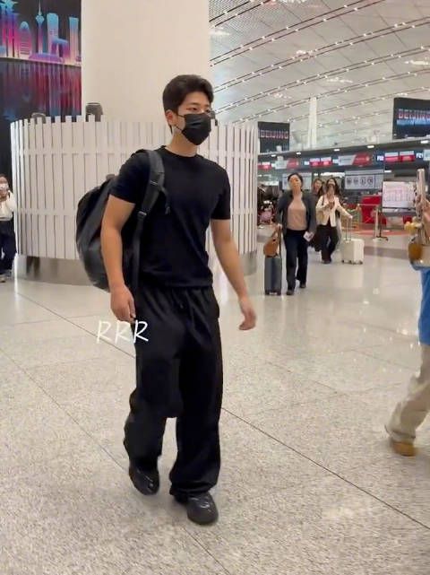 郭涛18岁儿子石头身高瞩目,黑色造型现身机场