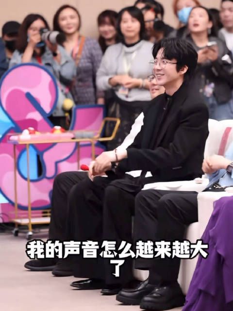 张靓颖起身动作引误会,观众以为裤子掉落