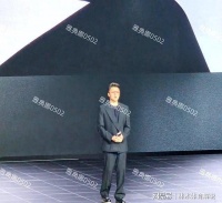 谢霆锋今日水立方活动生图，一身黑西装戴着眼镜的他斯文帅气有型