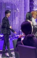 刘宇宁出席黄子韬婚礼，手拿分酒器暖心跟新人