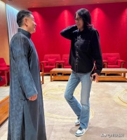 郎平分享国庆假期一缕粉发太飒了时尚装扮亮相走进话剧现场