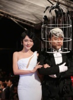 小S如愿拿下最佳女主持奖，蔡康永为其颁奖，两人相拥泛泪超感人