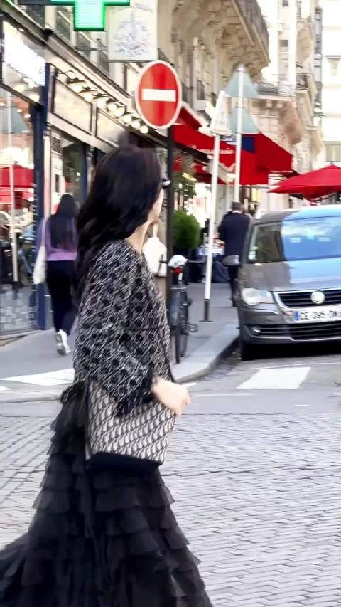 独属于迪丽热巴的巴黎时刻,热巴在巴黎街头的citywalk ,美得让人羡慕