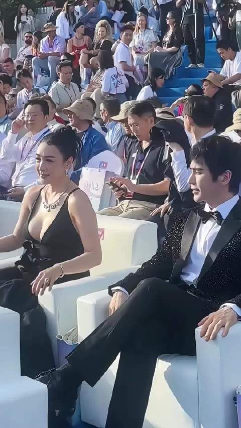 钟丽缇与老公张伦硕同框出席活动,娱乐圈最甜蜜的姐弟恋,实在让人羡慕
