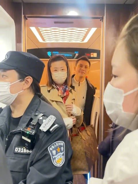 有网友在下高铁的时候偶遇陈伟霆,陈伟霆看到后对着网友那一笑谁遭得住啊