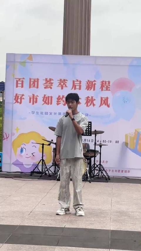 长相奶奶的男孩子,没想到能发出这么直男的声音