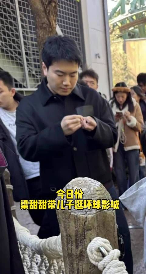 刚结束亚锦赛的梁靖崑带儿子出来玩,还把自己外套给儿子穿,太暖心了