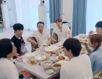 秦昊带9岁女游国外，米饭百元自叹国内物价廉