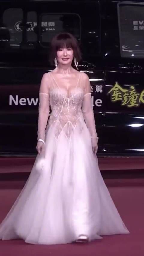 80岁潘迎紫亮相金钟奖红毯,冻龄状态引惊叹