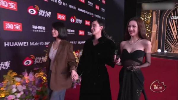钟楚曦穿搭太大胆!抹胸透视礼裙亮相红毯,完美展现2米8大长腿