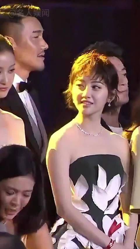 明星微表情引热议,高叶嫌弃杨幂打量吴京隐忍