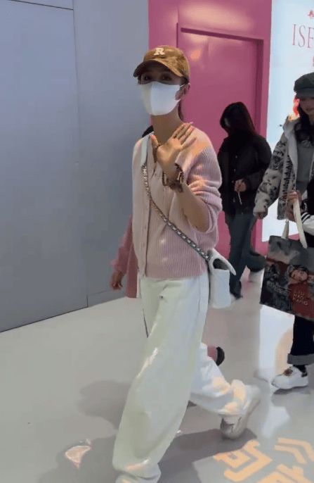 佟丽娅戴着口罩，十分低调。