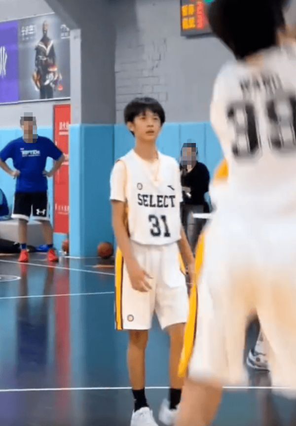 等等穿着篮球服，帅气十足。