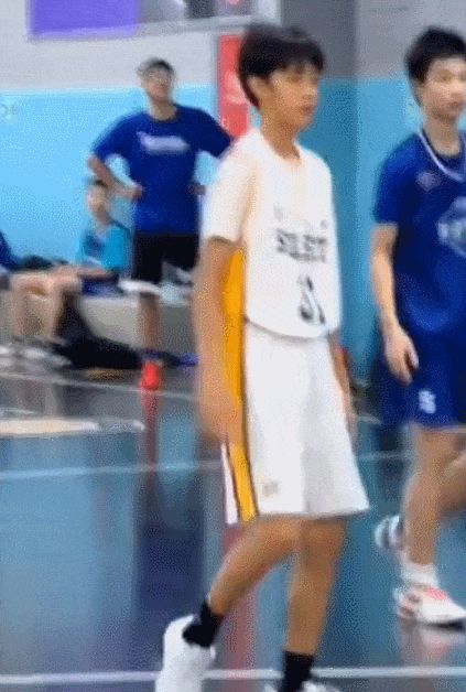 等等打篮球比赛超专注，状态在线。