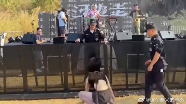 保安:兄弟别拦别拉,这有节目!