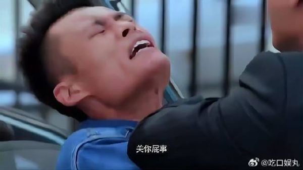人贩子看孩子落单,居然直接将孩子抱走,下一秒就惨了