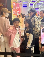 董璇佟丽娅带娃逛商场 小酒窝朵朵热情打招呼超可爱