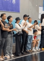 邓超孙俪甜蜜陪伴儿子篮球赛！等等高挑帅气亮相