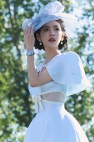 章若楠白裙化身民国千金 温柔抚马画面唯美