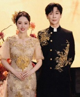 董璇被传怀孕后首次出现！在机场刻意脱下厚外套，答案已经很明显