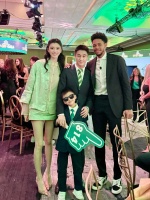 奚梦瑶夫妇带儿子出席晚宴，5岁何广燊身高优越，正脸很像何猷君