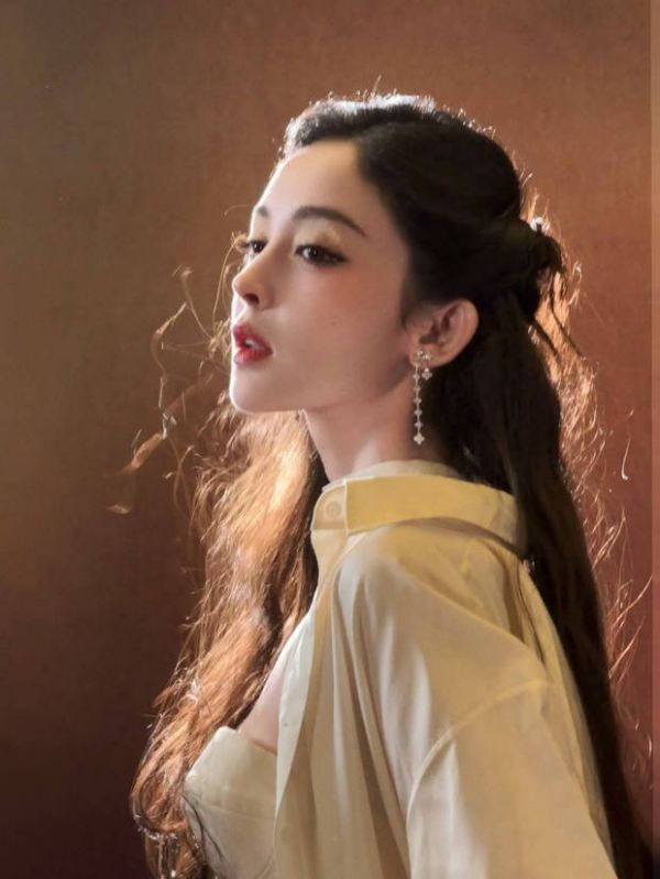 娜扎在光影中格外美丽。