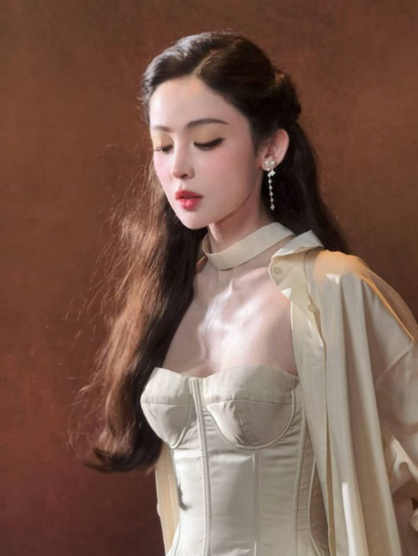 搜狐娱乐讯 10月20日，娜扎工作室公开一组娜扎的活动随拍，照片里娜扎化身傲娇千金，矜贵优雅。