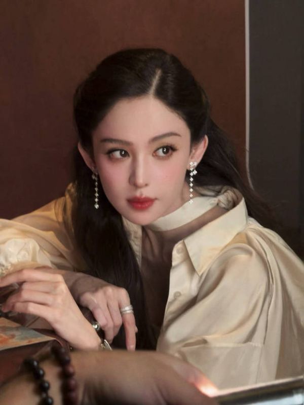 娜扎五官精致，性感迷人。