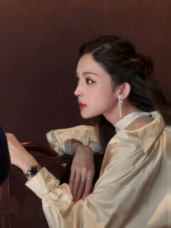 娜扎侧脸十分吸睛。