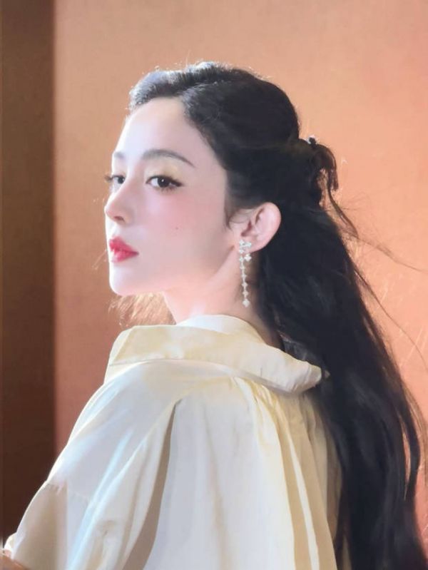 娜扎肌肤白皙透亮。