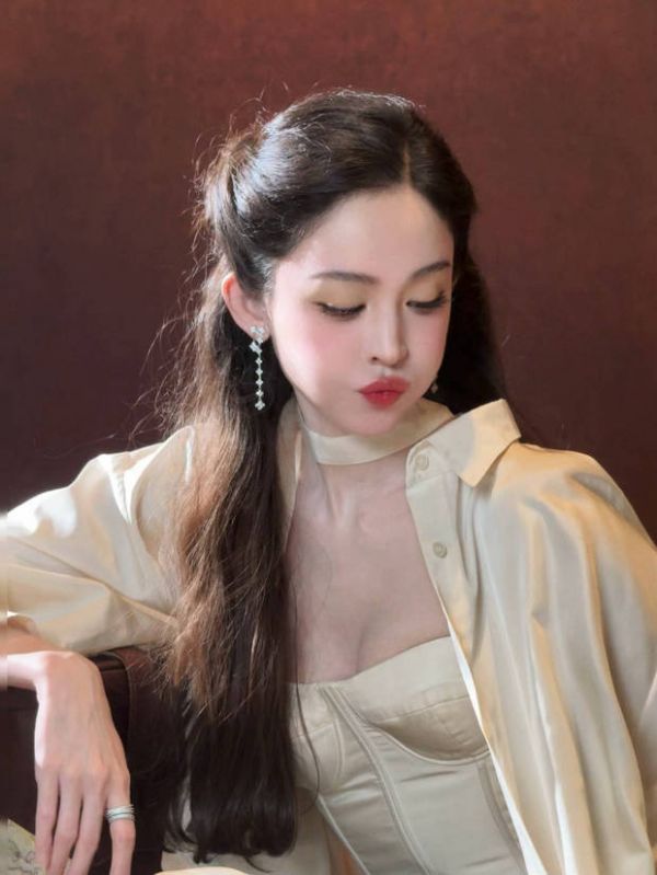 娜扎嘟嘴十分可爱。