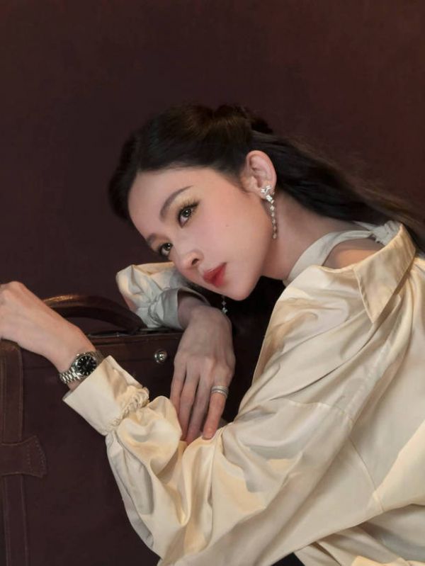 娜扎慵懒迷人。