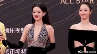 王玉雯穿大深V礼服，一展胸前白皙肌肤，这身材谁能顶得住丨星光