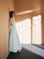 赵丽颖浅蓝抹胸裙温婉亮相 短发造型尽显优雅韵味