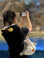 刘銮雄女儿23岁生日，与吕丽君外出庆祝称家人最棒，刘銮雄没来