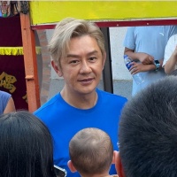 56岁香港男星的近照曝光引发热议，网友指医美过度致面部僵硬