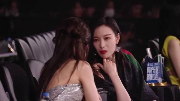 以为倪妮是高冷女神,谁料私下竟这么话痨,逮着赵露思一顿聊!