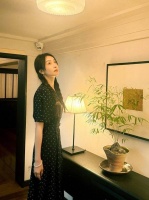 宋茜穿波点碎花裙清甜可人 阳光下自由漫步显明媚