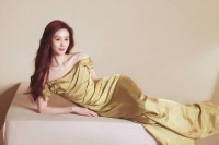 刘诗诗一字肩长裙秀窈窕身姿 红发慵懒如美人鱼