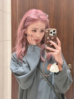 白鹿粉发造型休闲自拍 对镜耍帅可爱满分