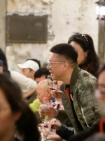 孙红雷携娇妻现身长桌宴，40岁王骏迪颜值在线，两人很有夫妻相