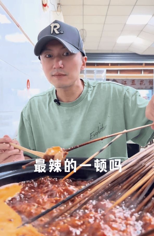 谢霆锋不停地吃串串，又辣又香，超满足！