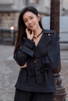 秋瓷炫巴黎街头惬意漫步 沐浴暖阳状态舒展